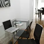Freedom Serviced - Cais Do Sodre * リスボン